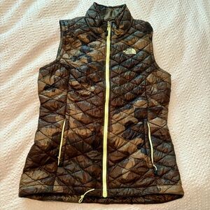 The North Face camo hybrid puffer vest